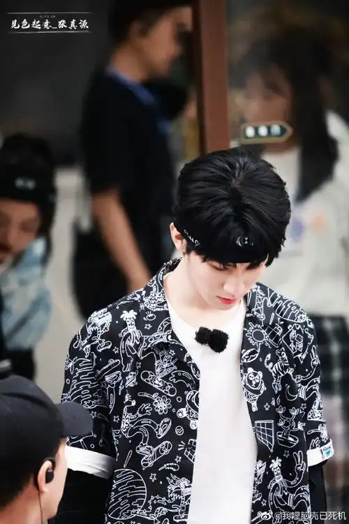 张真源卡通涂鸦衬衫发带造型