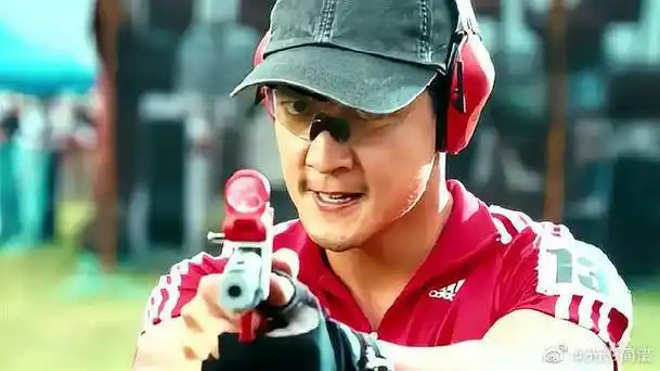 枪王之王:吴彦祖也太帅了吧,双连枪中靶,厉害了老吴