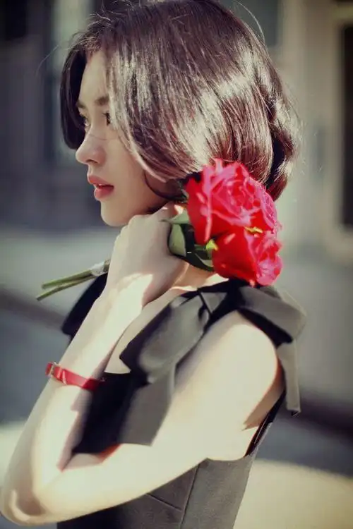 女人低头的瞬间最美可不是谁都能做得到的