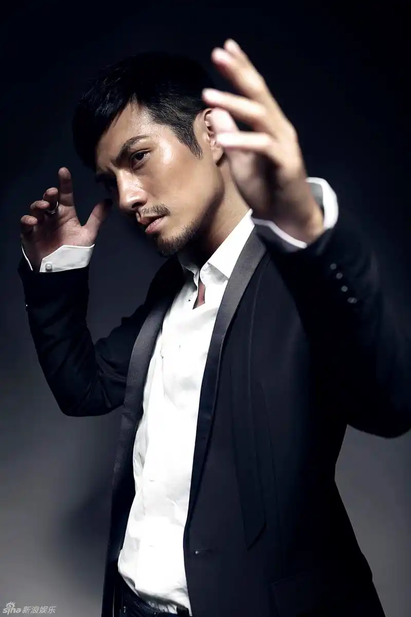 皮肤晒得黝黑,眼神坚毅凌厉,不修边幅的胡茬凸显其男人真性情的一面