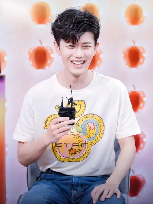 看着微笑的你 突然发现 我真是世界上最幸福的人@任嘉伦allen#任嘉伦