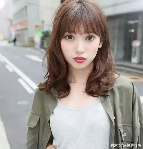 三四十岁女人发量非常多,适合烫什么发型?试试时髦减龄的弯弯烫