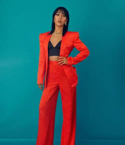 吉克隽逸穿搭是越来越拉风了,一袭橘色look,最是经典