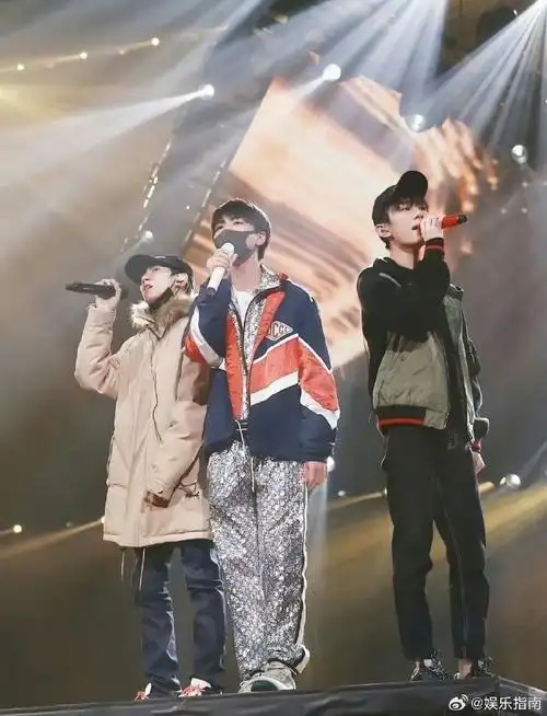 tfboys三人演唱会上场前互相加油,他们也依旧是他们,这个背影真的好