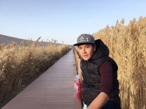 王传一敦煌沙漠拍戏 靠帅脸借钱秒融化女游客