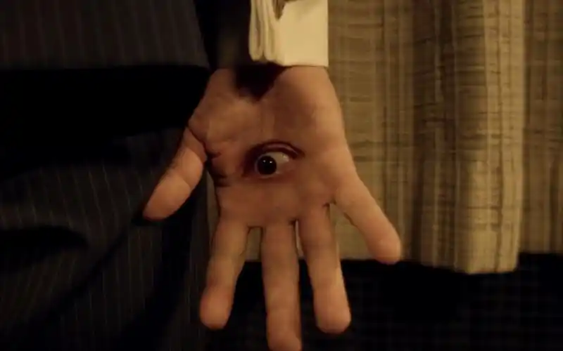 小伙参加公司派对不料老板是恶魔手掌长有一只眼睛用来监控