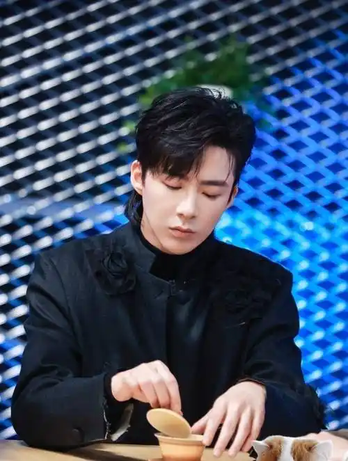 女主迪丽热巴与男主吴磊,纷纷直言《长歌行》中的刘宇宁与赵露思这两