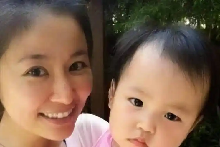 林心如和霍建华的女儿小海豚,酷似哪明星,调皮可爱模样引发热议_五官