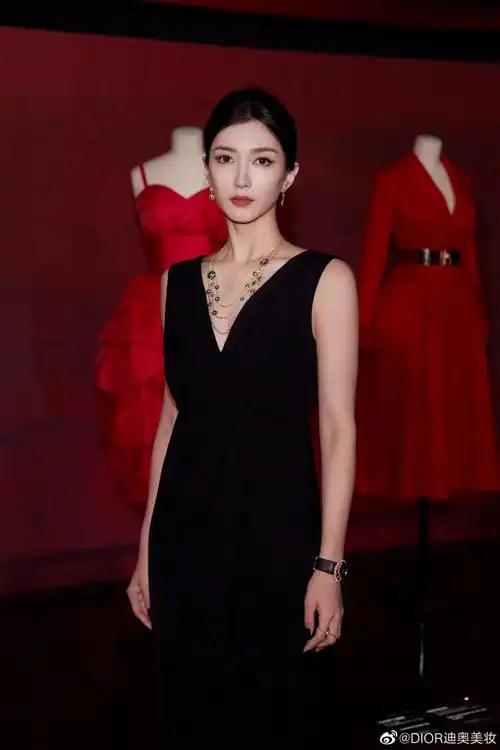 护肤及香氛大使@江疏影身着迪奥经典礼服裙,搭配#迪奥烈艳蓝金唇膏