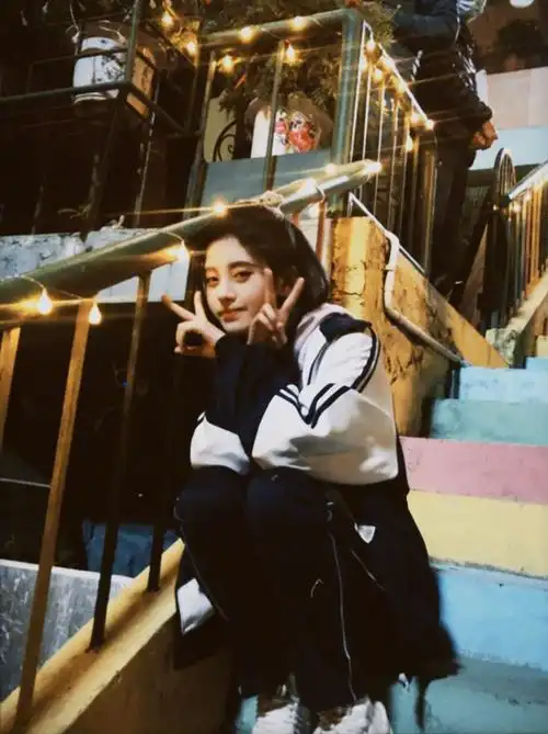 鞠婧祎学生照流出穿上校服后确定是校花级颜值