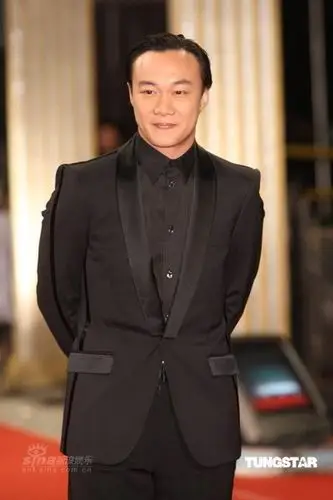 图文:陈奕迅大奔头洋葱鼻俨然大牌派头