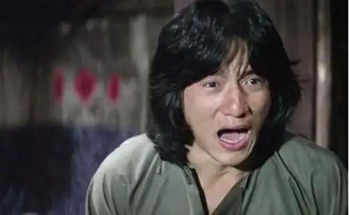 他作为成龙背后的男人从未和成龙同台过却备受成家班敬重