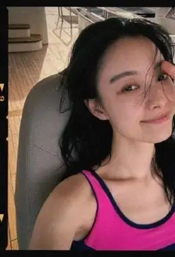 倪妮晒出海六宫格自拍对镜比耶 湿发素颜皮肤状态超好