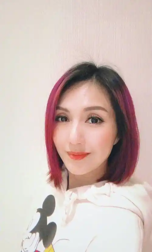 46岁杨千嬅旧曲再次翻火,本人都难以置信,发文并晒高难度游客照_卫衣