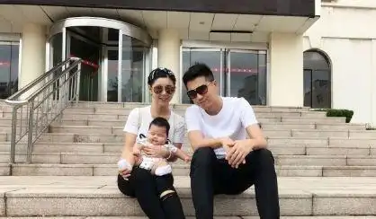 她是冯巩的女儿丈夫为他不接吻戏12年过去依旧恩爱