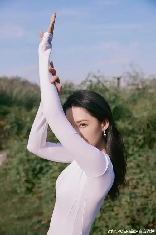 演员@李沁in#poem#「白色连体衣」&「白色绉结半身裙」拍摄生日大片.