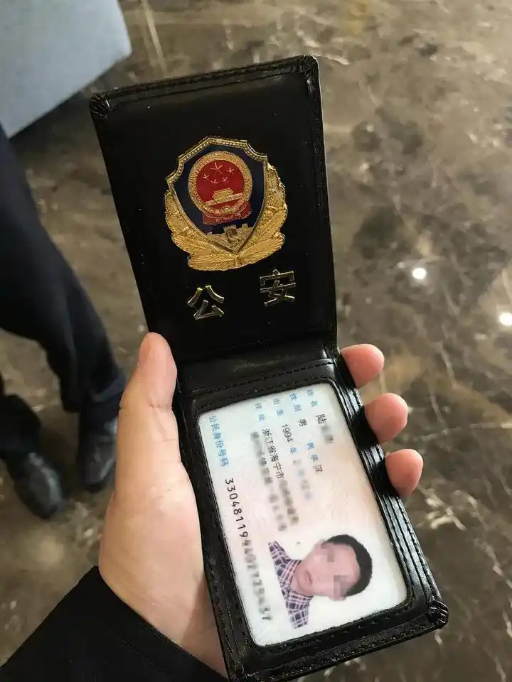 "他把他的证件在我面前晃了一下,我们就看见公安两个字,其他我们都没