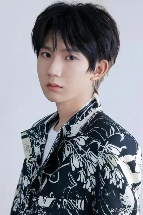 tfboys十周年水墨大片释出 少年黑白灰穿搭帅气