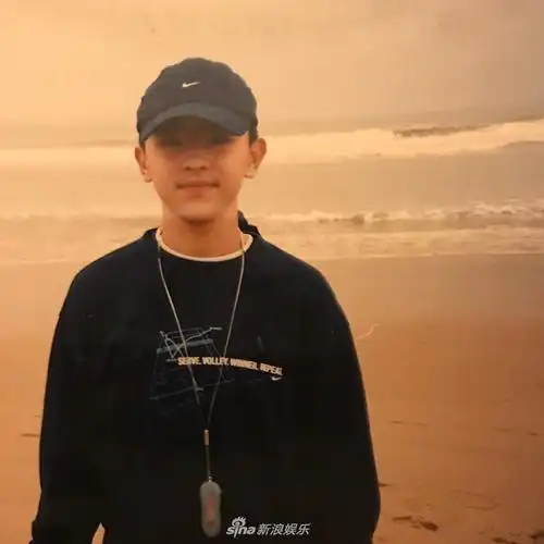 组图:邓伦童年旧照曝光小脸肉嘟嘟 笑眼眯眯的样子超可爱