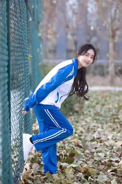 李凯馨穿校服也忒好看了吧确实是眼神是咱们喜欢的校园女神