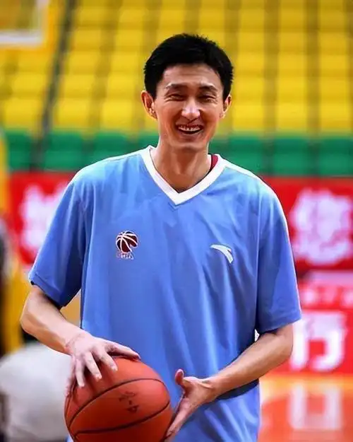 杜锋出生于1981年,初二的时候,身高178公分的杜锋报考了新疆体校,他是