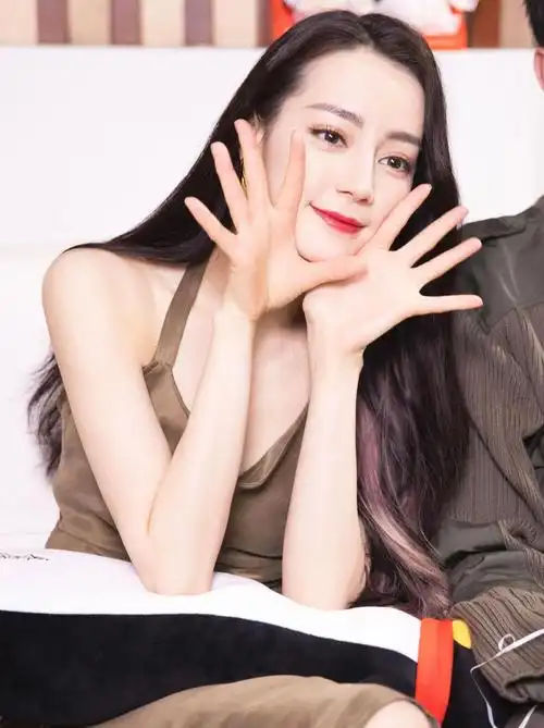 浓颜系美女迪丽热巴美照,端庄典雅,气质高贵!