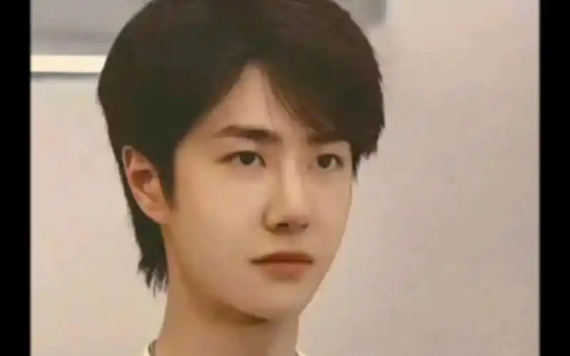 王一博冰与火旧照,好可爱,好像呆萌男高