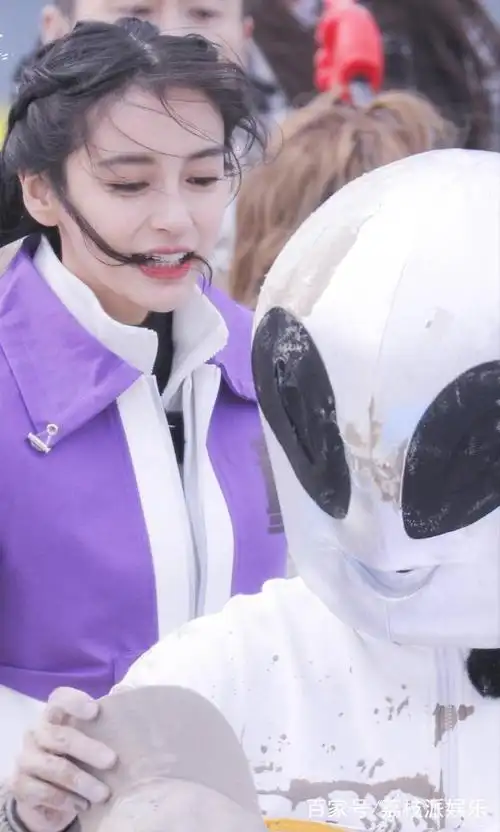 跑男第七季开播,angelababy新刘海成亮点,真不像生了孩子的人