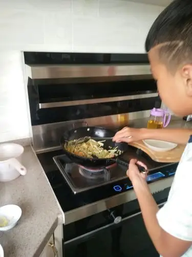 正在学炒菜
