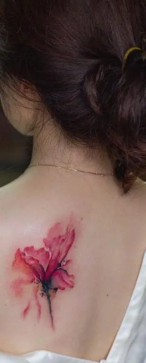女生花卉水彩背部纹身图案2