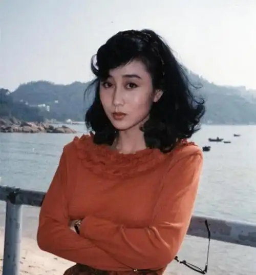 得赌王二十年专宠,李连杰为她抛弃糟糠之妻,利智远没那么简单