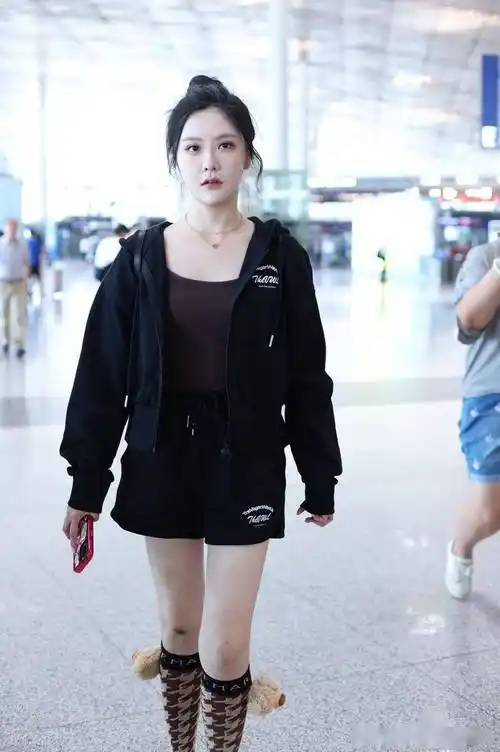 王艺瑾现身北京机场,扎丸子头甜美可爱