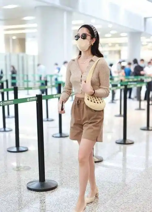 杨采钰机场穿搭真大胆,露脐针织衫故意解开纽扣,上v下a太显瘦_身材