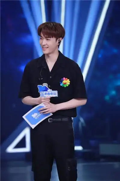 张艺兴身着cerruti 1881录制人气综艺