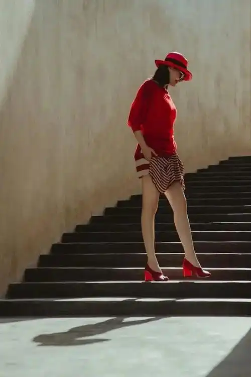 年过半百的许晴靠一身蝙蝠衫造型完美诠释了年轻态