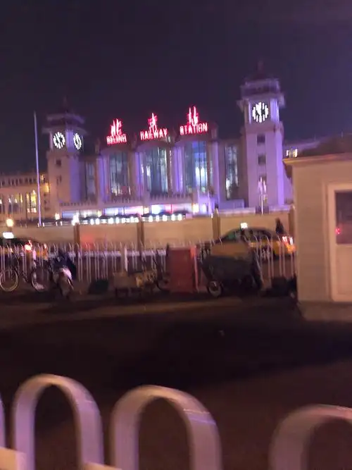45分到达北京站,车站里根本看不出是夜晚,人好多