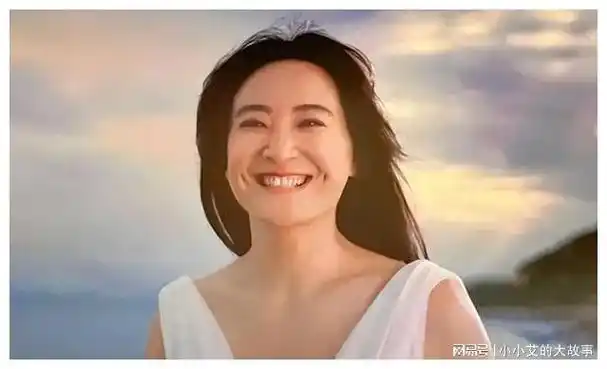 贾玲狂瘦一百斤她穿白色露背长裙梨窝浅笑又美又飒