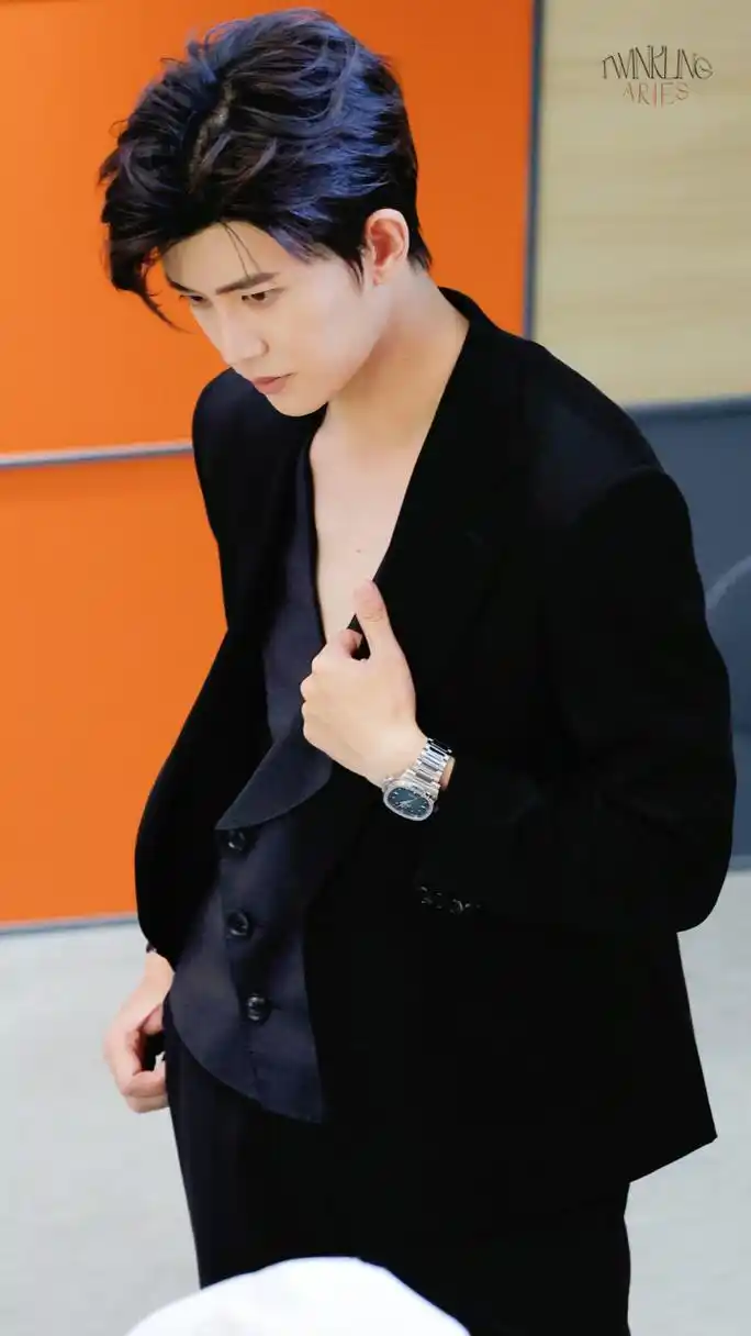 穿深v扯西装,任嘉伦你是真的很会啊[舔屏]  任嘉伦穿深v扯西装