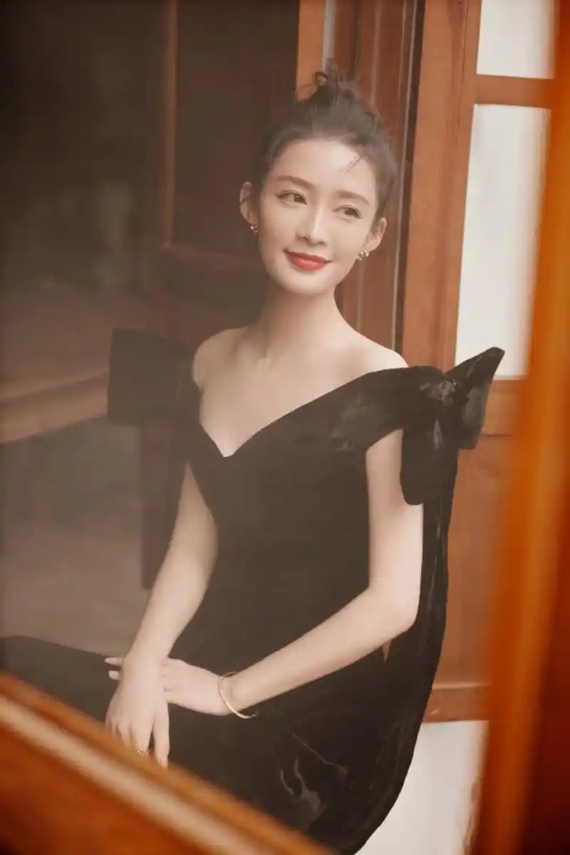 李沁黑色礼服穿搭,深v造型加开衩设计,尽显窈窕身材