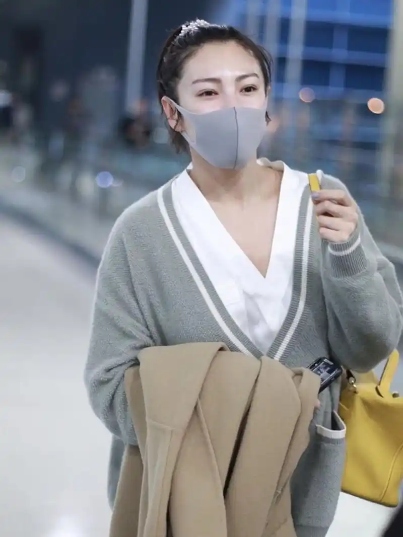 张雨绮素颜原来这么美,不化妆走机场也吸睛,身上穿搭更是减龄