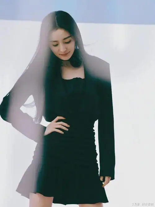 又美又飒杨幂公主切造型花絮图掉落潇洒女王的气场十足