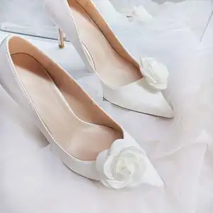 白色婚鞋女复古绸缎新娘鞋结婚婚礼简约礼服高跟白色婚纱配的婚