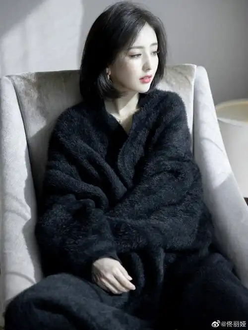 佟丽娅短发造型拍写真温婉清冷 穿黑色居家服露香肩锁骨(5)_直销报道