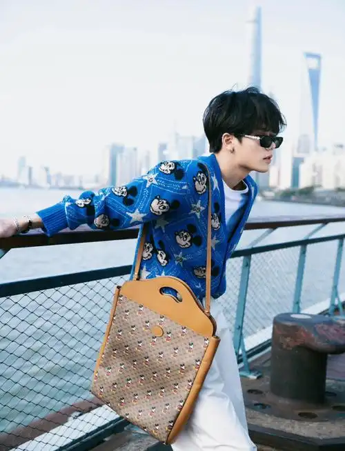 林彦俊蓝色壁纸