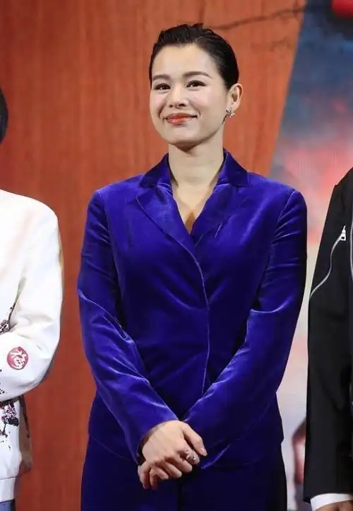 胡杏儿的气质好优雅,穿着宝蓝色的丝绒西装,很有大女人的范儿|蕾丝|雪