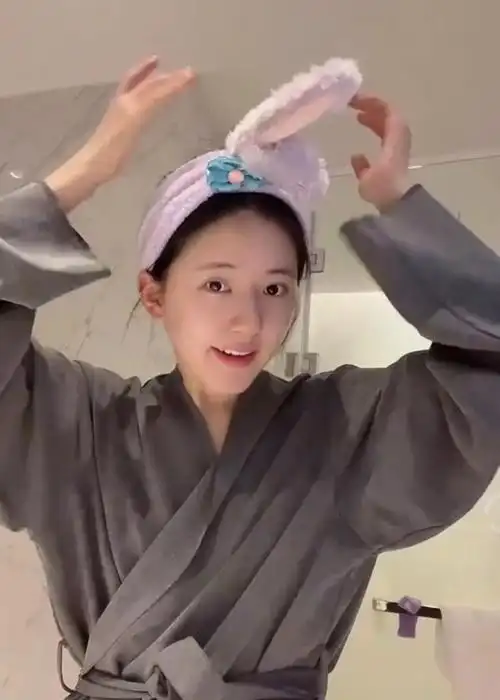 卸妆后最后的步骤就是护肤啦,赵露思手沾白色乳液在脸上涂抹,这里赵露