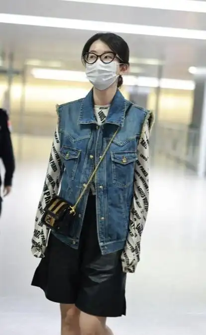 乔欣上海机场惊艳亮相!休闲搭配时尚感爆棚,美若少女!|皮裤|凉鞋|t恤|