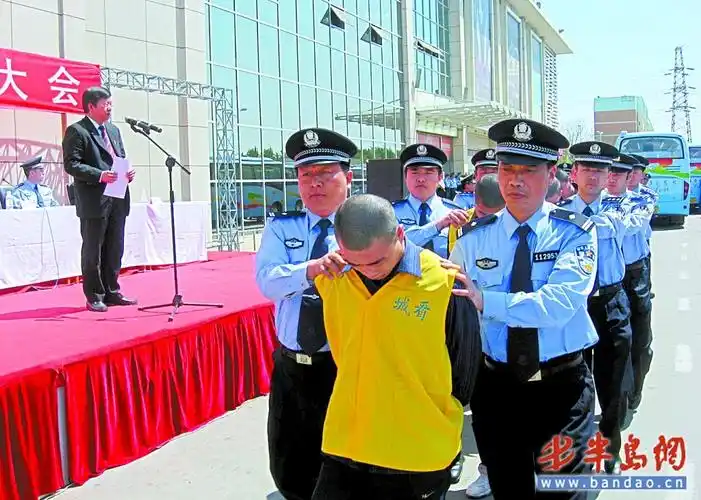 10名罪犯被押至城阳公捕公判大会现场.