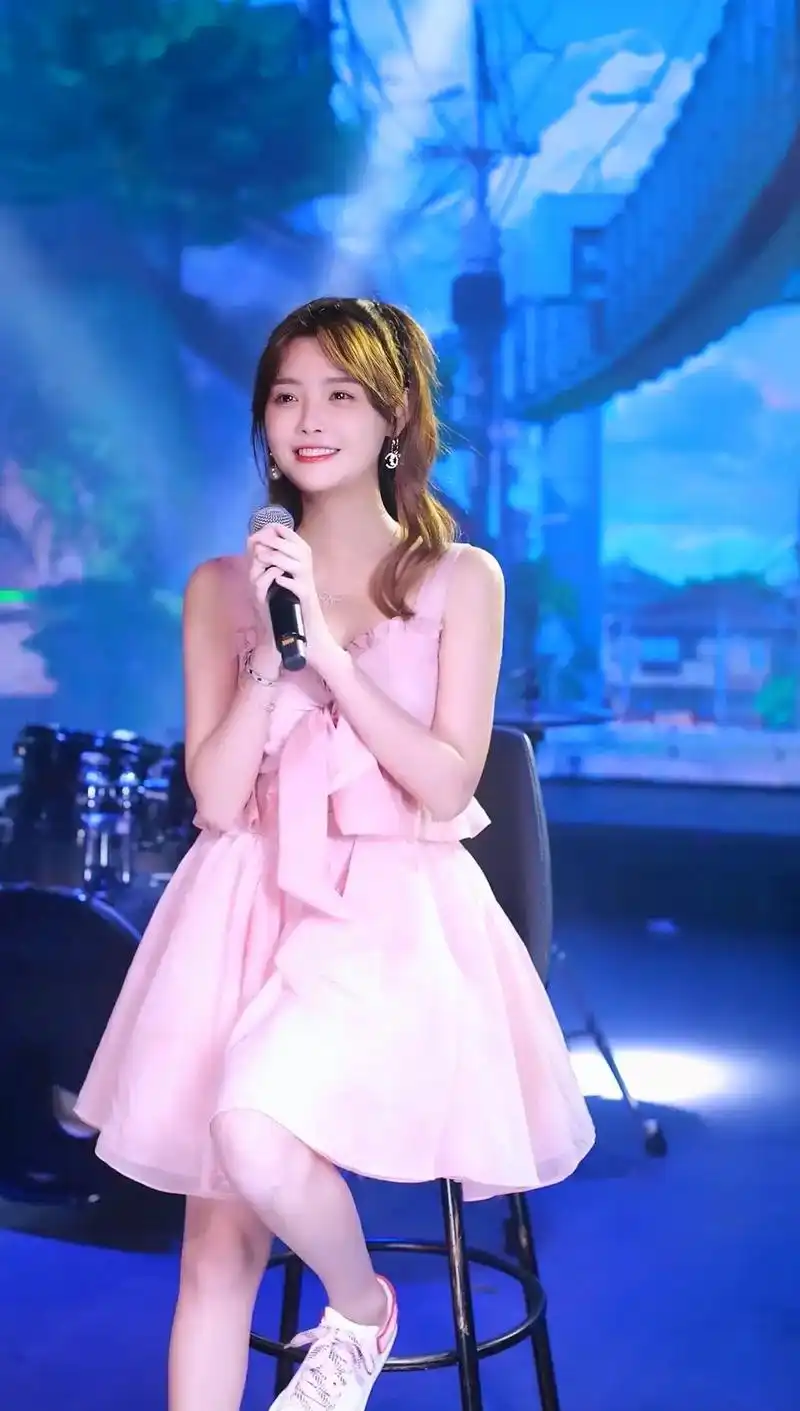 淡妆浓抹总相宜@朱容君-兔子牙#朱容君#手机壁纸 - 抖音