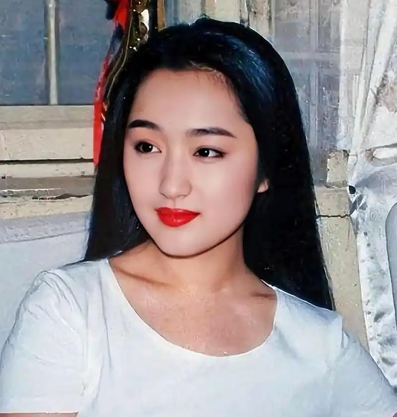 53岁杨钰莹:人生赢家 杨钰莹出道24年,以甜美的歌声和可爱的形象备受